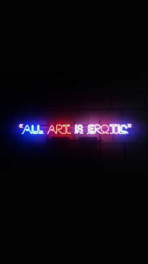 深色磚牆上寫著「All Art Is Erotic」的霓虹燈牌。 — 深色霓虹 iPhone 壁紙