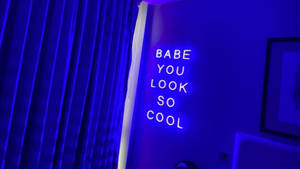 霓虹燈牌寫著 babe you look so cool，在一個藍色燈光的房間。 — 霓虹藍動畫 壁紙