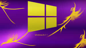 Windows 8.1 標誌，帶有金色火焰漩渦，紫色背景 — Windows 壁紙