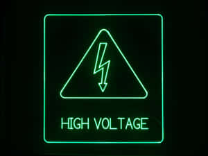帶有閃電符號的發光綠色高壓警告標誌。 — 螢光綠 壁紙