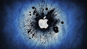 白色Apple標誌被黑色墨水飛濺包圍，背景為有紋理的藍色。 — 黑灰 iPhone 壁紙