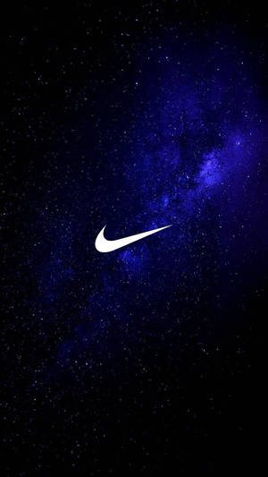 白色Nike標誌置於星空藍色夜空中央，帶有宇宙雲層。 — Off white 標誌 壁紙