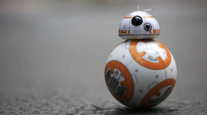 混凝土地面上的BB-8機器人玩具 — 機器人 壁紙