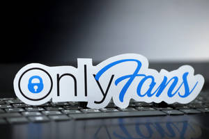 筆記型電腦鍵盤上的OnlyFans標誌鏤空 — 品牌 壁紙
