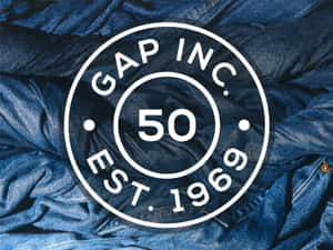 藍色牛仔布上的Gap Inc 50週年紀念標誌。 — 4:3 壁紙