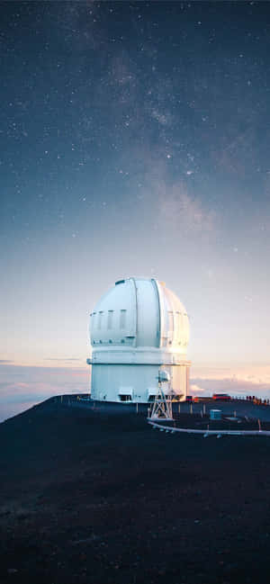 星空下山頂的白色天文台，銀河可見。 — iPhone 18 Pro 壁紙