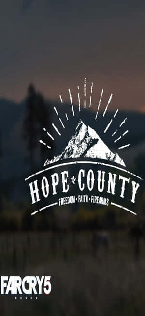 Hope County標誌，帶有山脈和太陽爆發，疊加在黃昏時模糊的山景上。 — iPhone 18 Pro Max 壁紙