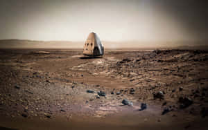 在朦朧天空下，白色SpaceX龍飛船停在佈滿灰塵的紅色火星地形上。 — 火星人布魯諾 壁紙