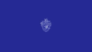 藍色背景上的白色雷文克勞學校徽章 — 霍格華茲 GIF 壁紙