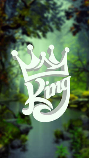 白色皇冠和King文字漂浮在霧氣瀰漫的森林溪流上。 — 插畫 iPhone 壁紙