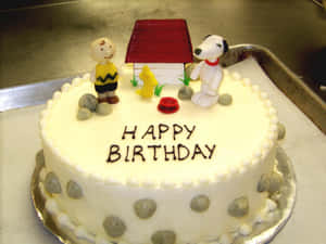 生日蛋糕，上面有查理布朗和史努比公仔，以及「Happy Birthday」字樣。 — 生日快樂蛋糕 壁紙