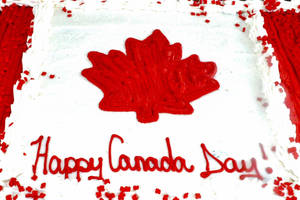 以加拿大國旗為主題的蛋糕，帶有紅色楓葉和Happy Canada Day訊息。 — 蛋糕 壁紙