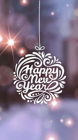 白色裝飾掛飾，帶有Happy New Year文字，懸掛在節日散景燈光前。 — 新年快樂 壁紙