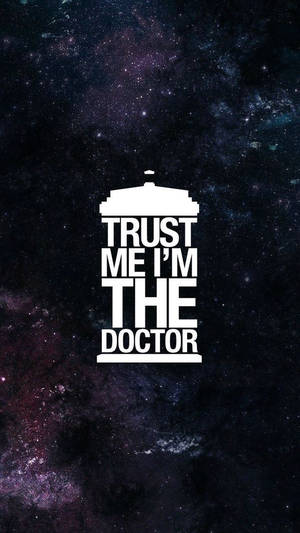 白色警亭剪影，帶有文字 Trust Me I'm The Doctor，背景是星空太空。