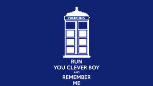 白色警察電話亭剪影，文字 run you clever boy and remember me，藍色背景。 — 超時空奇俠 壁紙
