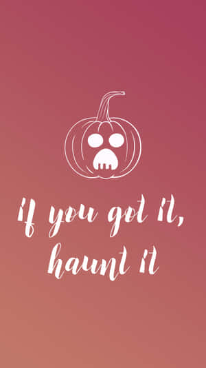 一個恐怖的南瓜骷髏，上面寫著「if you got it haunt it」，背景為粉紅色漸變。 — 萬聖節 iPhone 壁紙