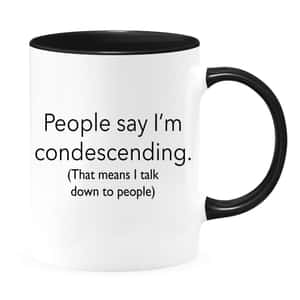 白色杯子，黑色把手，文字將「condescending」定義為居高臨下地與人交談。 — 名言 壁紙