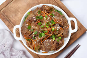 美味的韓式牛肉烤肉，以芝麻、青蔥和紅蘿蔔點綴，盛裝於白色碗中。 — 蔬菜 壁紙