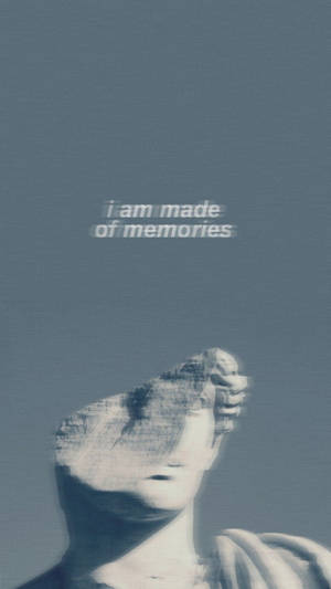 破碎的大理石雕像頭部，上面有文字「我由回憶構成」，背景為藍色。 — 雕塑 壁紙