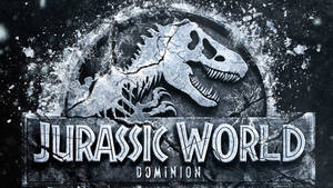 Jurassic World Dominion 標誌，帶有破裂的石頭恐龍頭骨和金屬文字。 — 侏羅紀世界：統霸天下 壁紙