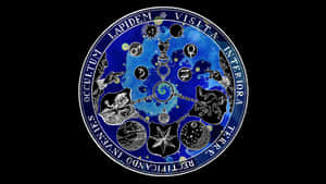 圓形煉金術徽章，帶有拉丁文文字和神秘符號，背景為宇宙藍色。 — 阿爾卡特 壁紙