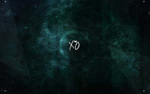 一個在深藍綠色宇宙背景上發光的 XO 符號。 — 低對比 壁紙