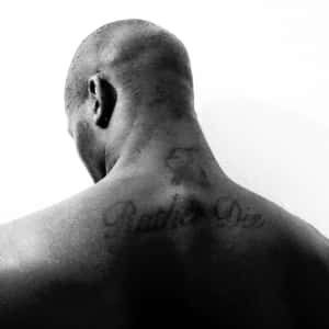 禿頭男人背部，褪色刺青寫著 rather die — 極高畫質 壁紙