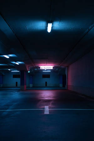 空蕩蕩的地下停車場，由藍色和粉紅色霓虹燈照亮。 — 霓虹燈 壁紙