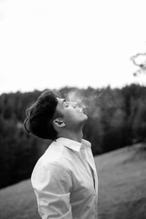 男人在戶外黑白背景下呼出煙霧 — 動力 壁紙