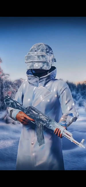 一個穿著銀色套裝的士兵，在暮色中的雪地森林裡手持冰凍步槍。 — 高畫質遊戲 壁紙