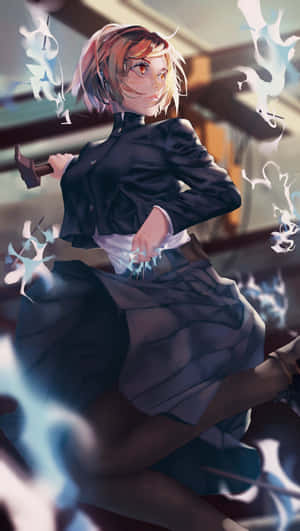 穿著校服的動漫女孩，揮舞著錘子，周圍環繞著發光的藍色能量。 — 三島一八 壁紙