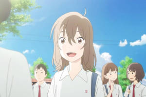 動漫女學生在晴朗的日子裡在戶外微笑，後面有同學。 — 一個 壁紙