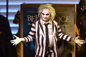 穿著條紋西裝、雙臂伸展的Beetlejuice動作人偶。 — MacBook Pro M4 壁紙