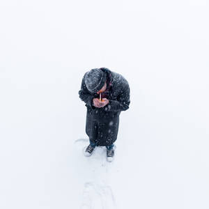 雪中持點燃蠟燭的人 — 抽菸 壁紙