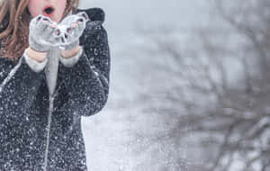 戴貓手套的孩子在冬季風暴中拋雪 — 冬季美學 壁紙