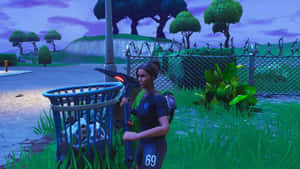 Fortnite角色在黃昏的郊區場景中，靠近垃圾桶手持發光鎬子。 — 1920x1080 壁紙