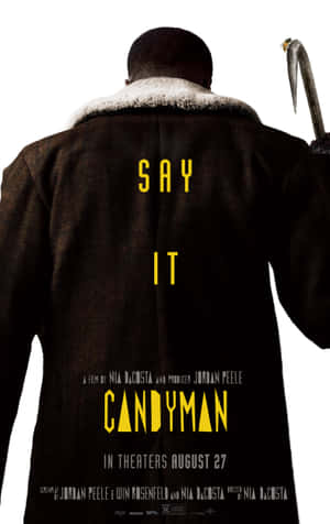一個穿著深色大衣的男人手持鉤子，文字為 say it candyman。 — 坎迪曼 壁紙