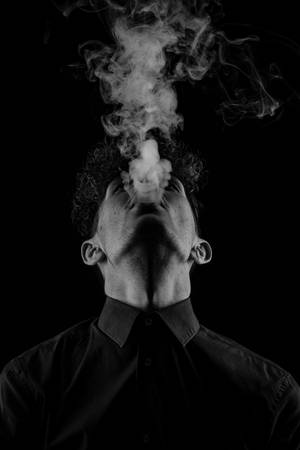 男人在黑白工作室肖像中向上呼出煙霧。 — 抽菸 壁紙