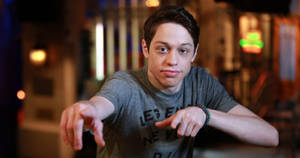 年輕男子在霓虹燈酒吧指向鏡頭 — 電視 壁紙