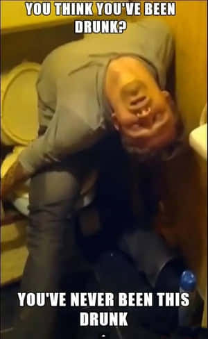 一個男人俯身在馬桶上，帶著有趣的醉酒表情和文字疊加。 — 搞笑迷因 壁紙