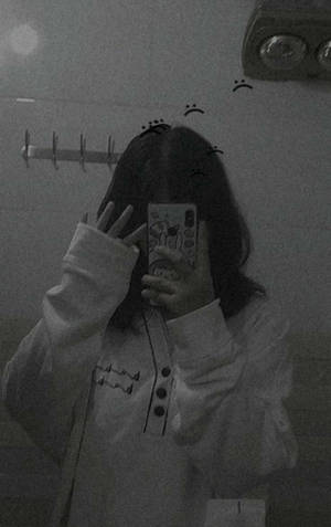 穿白色連帽衫的人用鏡子自拍，頭頂有悲傷塗鴉。 — 透明 壁紙