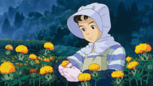 穿著白色連帽衫和工裝褲的小女孩在暮色花園中拿著黃花。 — 태연 壁紙