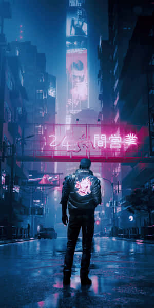 一個穿著皮夾克的人，夜晚站在濕漉漉的霓虹燈光城市街道上。 — 電馭叛客2077 壁紙