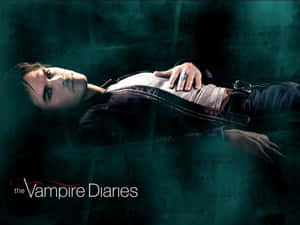 穿著皮夾克的男人靠著深藍綠色牆壁，帶有標題「The Vampire Diaries」。 — 噬血情人 壁紙