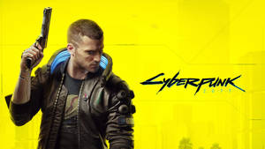 Cyberpunk 2077 主角在黃色背景上拿著手槍，帶有發光的義體。 — 電馭叛客2077 壁紙