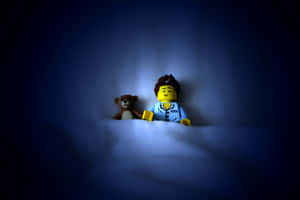 穿著睡衣的LEGO人偶在藍光下在泰迪熊旁邊睡覺。 — 樂高 壁紙