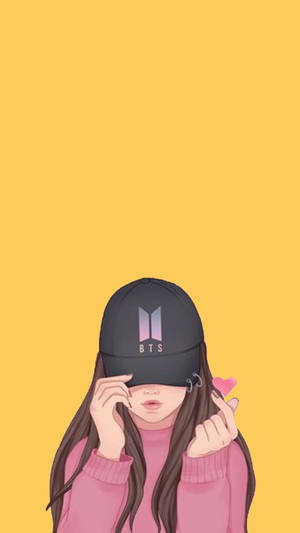 戴著BTS帽子的女孩穿著粉紅色毛衣在黃色背景前做出心形手勢 — 可愛女孩 壁紙