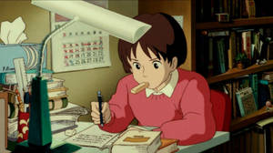 女孩在燈下書桌前學習，周圍有書本和紙張