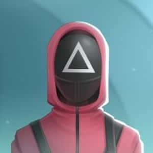一個粉紅色連帽角色，戴著白色三角形面具，背景為藍色漸變。 — 067 魷魚遊戲 壁紙