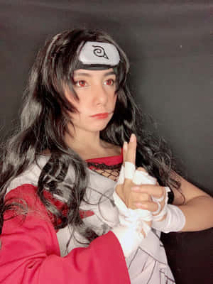 火影忍者角色扮演的人，戴頭帶和纏繃帶的手。 — 2048x2732 壁紙
